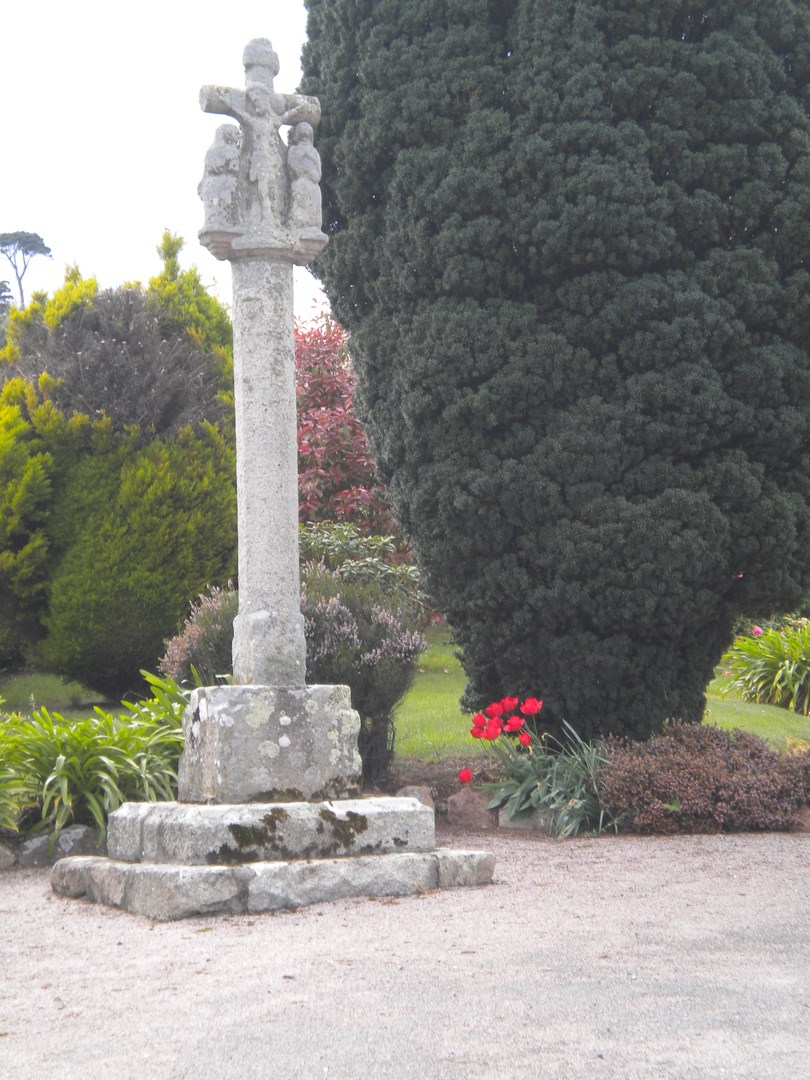 Vieux calvaire ( il se trouvait auparavant sur la voûte de l'entrée de la chapelle de Lancerf Plourivo)